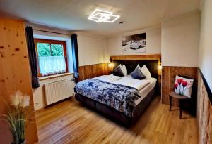 Schlafzimmer mit einem Bett und einem Fenster in der Unterkunft Apartment Bergblick, 3 Schlafzimmer, 2 Badezimmer in Kirchberg in Tirol