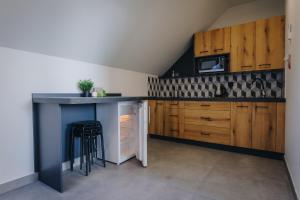 Kuchyňa alebo kuchynka v ubytovaní Apartamenty Leśna + 37 fotografií