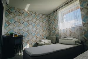 ein kleines Schlafzimmer mit einem Bett und einem Fenster in der Unterkunft Apartamenty Leśna in Limanowa