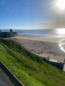 uitzicht op een strand vanaf een heuvel bij Explore Kerry and the wild Atlantic way in Lixnaw