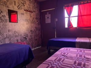 Paracas Camp Lodge & Experiences في باراكاس: غرفة بسريرين ونافذة