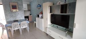 TV a/nebo společenská místnost v ubytování OLTRE CONFINE fronte mare