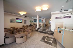 Televiisor ja/või meelelahutuskeskus majutusasutuses Hotel Lebed