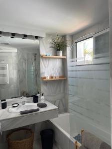 La salle de bains blanche est pourvue d'un lavabo et d'une douche. dans l'établissement Beautiful 2 bedroom Apartment in Puerto Banus !, à Marbella