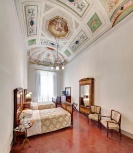 A bed or beds in a room at Hotel Vittoria
