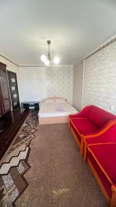 Cette chambre comprend un canapé et un lit. dans l'établissement Apartment on Bukovinska, à Rivne 6 autres photos