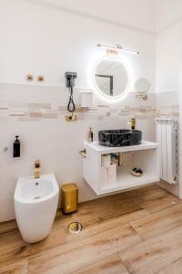 チビタベッキアにあるMaison 31 - Suite Apartmentの白いトイレと鏡のあるバスルーム +95枚の写真