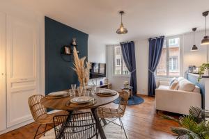 a living room with a table and chairs at Pont'Au Centre - Cosy - B'PAM in Pont-Audemer