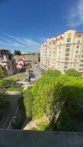 une vue d'une rue dans une ville avec des bâtiments dans l'établissement Apartment on Bukovinska, à Rivne