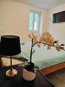Hotel Ristorante della posta , cama في Cama: غرفة نوم مع سرير ومكتب مع مصباح