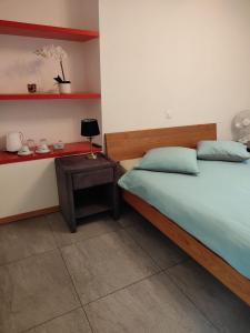 Hotel Ristorante della posta , cama في Cama: غرفة نوم بسرير وطاولة مع مصباح