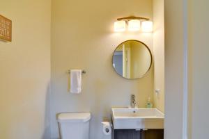 un bagno con lavandino, WC e specchio di Downtown Buena Vista Condo Steps From Everything! a Buena Vista Altre 18 foto