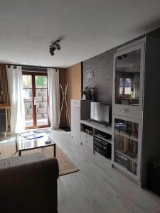 Μια τηλεόραση ή/και κέντρο ψυχαγωγίας στο Ferienwohnung Hohes Venn