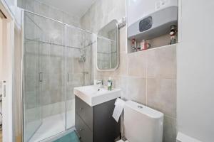 Ένα μπάνιο στο Lion King Appart 65 m2 tout inclus, rénové, Calme, parking facile +15 φωτογραφίες