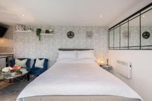 Un pat sau paturi într-o cameră la Adorable private couples retreat with hot tub +33 fotografii