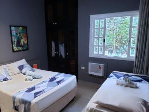 Giường trong phòng chung tại Amarilis Flat Maravilhoso - com serviço de hotelaria, sauna e piscinas climatizadas