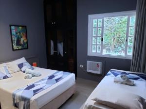Ένα ή περισσότερα κρεβάτια σε δωμάτιο στο Amarilis Flat Maravilhoso - dentro de Riviera, com serviço de hotelaria, sauna e piscinas climatizadas +22 φωτογραφίες
