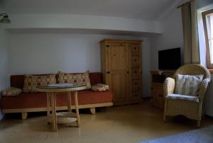 een woonkamer met een bank en een tafel en stoelen bij Roana-Krumma in Scheffau am Wilden Kaiser