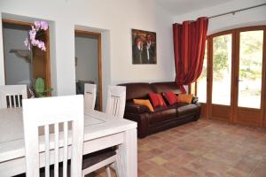 - un salon avec un canapé et une table dans l'établissement Domaine la Garenne, à Saint-Marc-Jaumegarde
