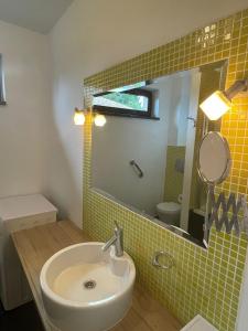 een badkamer met een wastafel en een spiegel bij 2 ROOMS with bath in this nice house, POOL, seaview in Palafolls