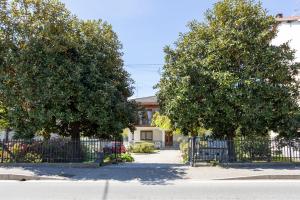 dos árboles delante de una valla delante de una casa en Villa Gabri 1 e Villa Gabri2, en Arona