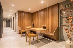 a restaurant with wooden walls and tables and chairs at Loft Moderno novo JPRE718 in Porto Alegre