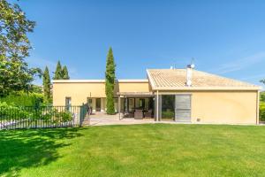 a house with a lawn in front of it at Casa Gazaga, amplia casa con piscina y jardín para toda la familia in Lácar