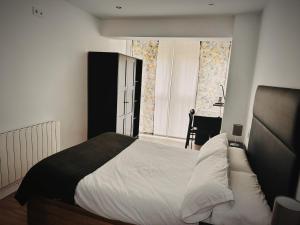 um quarto com uma cama e uma janela em Dávila HOME Beach em Santander