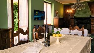 Casa Gelsomino, Laglio, Lake Como في لاليو: طاولة عليها صحن من الفواكه