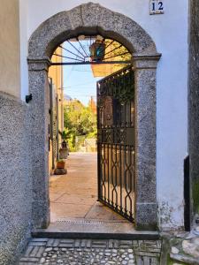 un ingresso a un edificio con cancello in ferro di Casa Gelsomino, Laglio, Lake Como a Laglio