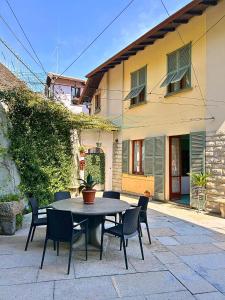 Casa Gelsomino, Laglio, Lake Como في لاليو: طاولة وكراسي أمام المنزل
