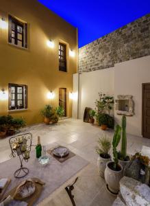Um jardim em Spanish Knights Inn