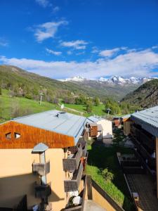 una vista aérea de un edificio con montañas en el fondo en Studio au pied des pistes en Allos