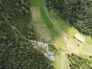 una vista aérea de un campo con una casa y una carretera en Tatra Glamp Tarasówka en Poronin