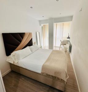 Un dormitorio con una cama grande y una ventana en Dávila HOME Beach en Santander