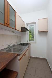 Kitchen o kitchenette sa Apartments by the sea Klenovica, Novi Vinodolski - 5516