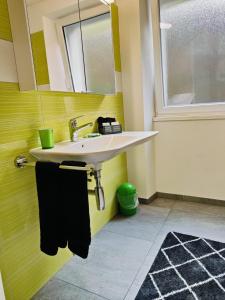 a bathroom with a sink and a window at Hotel Ristorante della posta , cama in Cama