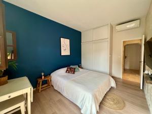 Ένα ή περισσότερα κρεβάτια σε δωμάτιο στο Maison de village