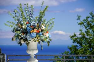聖安吉洛的住宿－維塔納別墅酒店，白色的花瓶装满一束鲜花