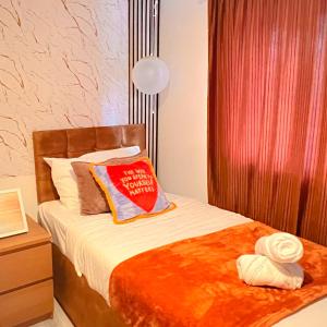 a bedroom with a bed with a pillow on it at Luxe Smart Home - Basildon Serviced Accommodation - 7 Mins Walk To Basildon Town Centre, Hospital & Train Station in Basildon +16 photos