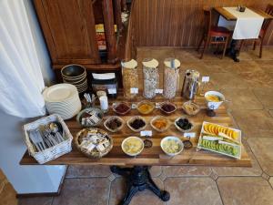 スコウガルにあるHotel Skógá by EJ Hotelsの食べ物の盛り付けテーブル