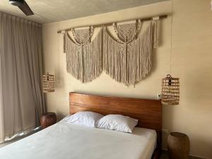 Ένα ή περισσότερα κρεβάτια σε δωμάτιο στο Modern 2BR First Floor Condo with Pool Access La Veleta