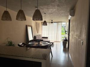 Χώρος καθιστικού στο Modern 2BR First Floor Condo with Pool Access La Veleta