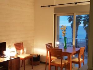 a dining room with a table and chairs and a window at La Terrasse du Leo, Benicarló in Benicarló