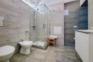 ein Bad mit einer Dusche, einem WC und einem Waschbecken in der Unterkunft Antico Lamione in Matera