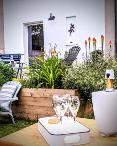 een paar wijnglazen bovenop een tafel bij Le Cémarose: spa, jardin, terrasse et jolie vue au cœur d'Epernay in Épernay