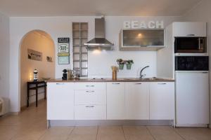 Kuchyň nebo kuchyňský kout v ubytování UHC Cye Apartments