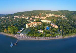uma vista aérea de um resort numa ilha na água em Delfinia Hotel em Moraitika