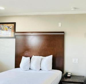 Postelja oz. postelje v sobi nastanitve Rodeway Inn Lemon Grove San Diego East