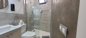 y baño con ducha, aseo y lavamanos. en Sabbia Suites Serena Studio en Arrecife